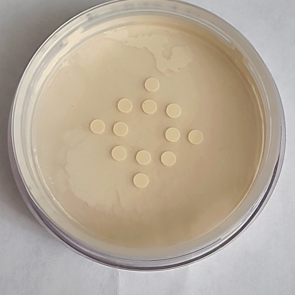 Natural Translucent Loose Setting Powder - Picture 3 of 6